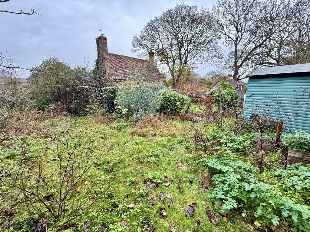 Lot: 138 - ATTRACTIVE COTTAGE WITH PERMISSION FOR LARGE EXTENSION - Garden to rear